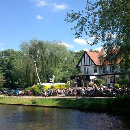 The Weir Hotel Уолтон-на-Темзе Экстерьер фото