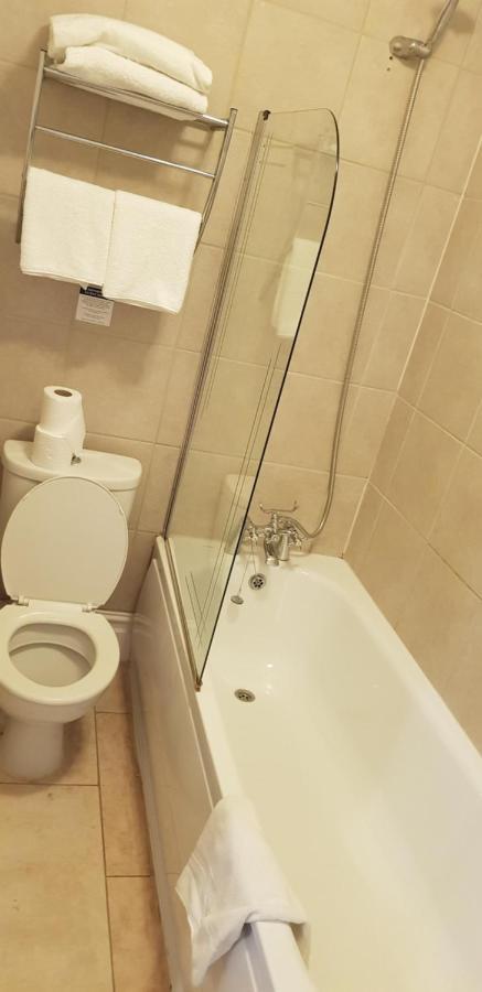 The Weir Hotel Уолтон-на-Темзе Экстерьер фото